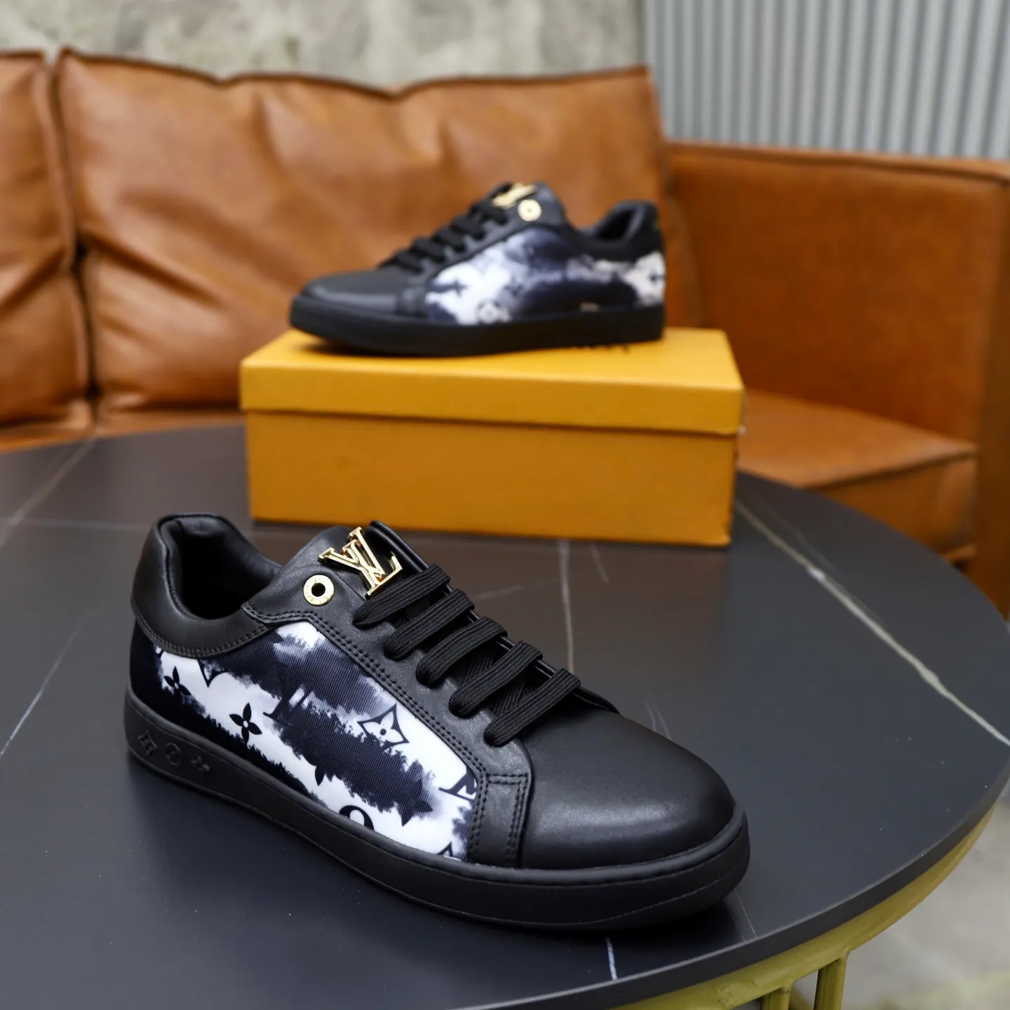 Ex-factory price: 400💰🙅‍♂️🙅‍♂️🙅‍♂️ Brand: LV Louis Vuitton Standard code: 38-44 (45 customized) Grade: Same as the official website Material: Original material splicing Comfortable and breathable lining Lightweight and wear-resistant sports outsole Style category: Men's fashionable casual shoes Running sneakers Distinguished luxury brand elements Top luxury Color: actual picture color